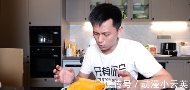 敬漢卿挑戰(zhàn)300斤南瓜王,自嘲是在吃豬食 ,發(fā)布不到一小時播放量上10W