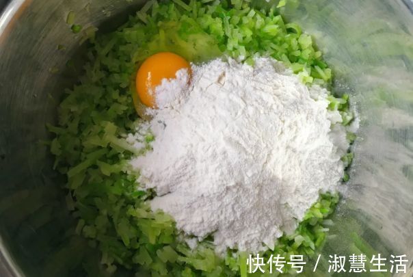炸萝卜丸子,加淀粉还是面粉?很多人搞错,难怪丸子不香,很油腻