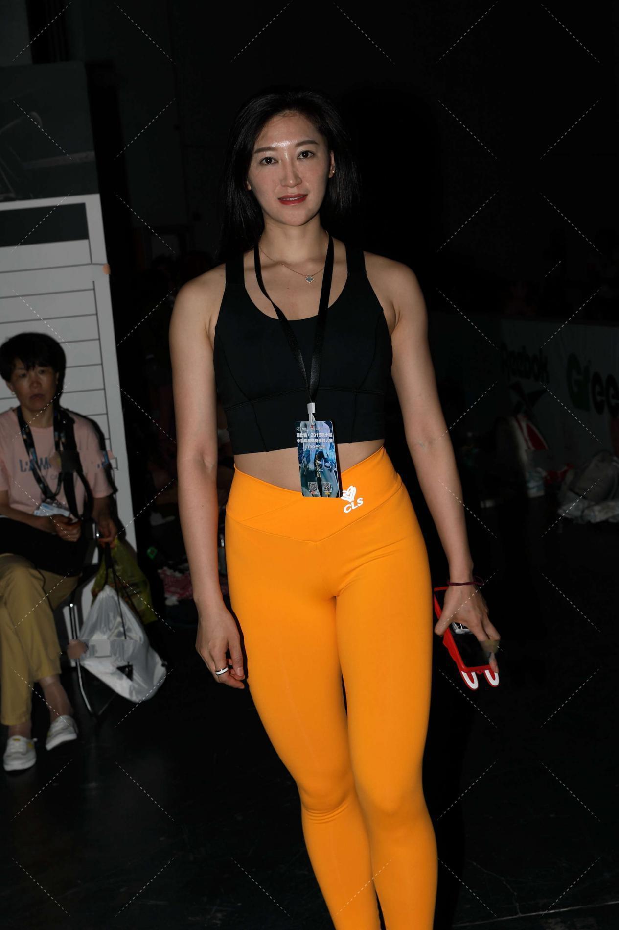 运动|黑色修身运动背心, 搭配姜黄色修身弹力裤, 两种颜色的碰撞