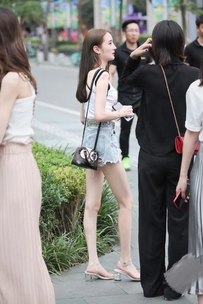 身材比例|怪不得年轻妹子都爱穿破洞牛仔裤,配着凉鞋穿,那气质太让人沉醉