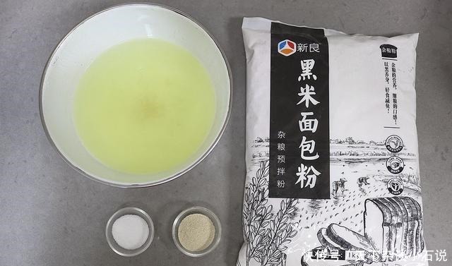 只用4种材料做欧包,口感颜值招人爱,外脆内软微咸,都能开店了