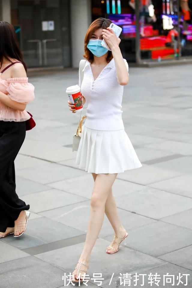 街拍粉色包臀裙大秀好身材,修身时尚,满满的少女心!