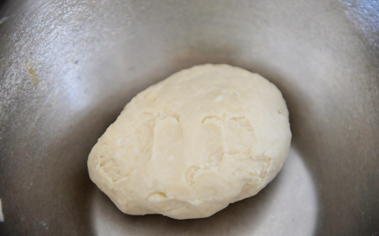 家常韭菜盒子，包皮大馅又软又香，鲜美可口，吃了还想在吃