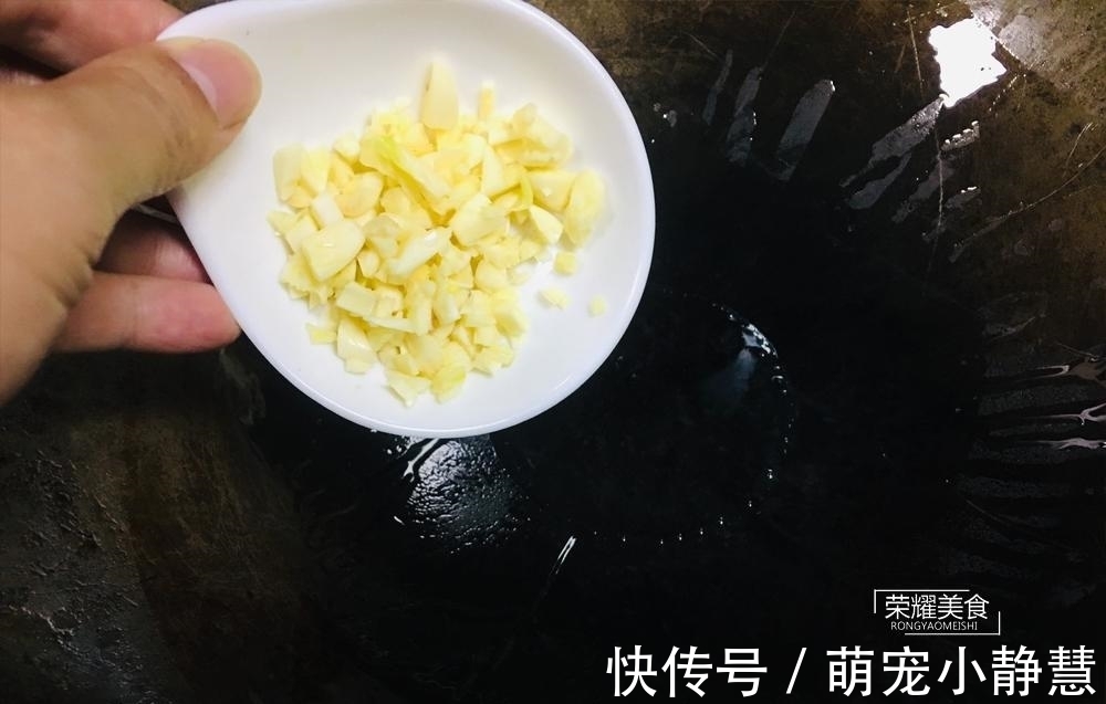 食用油|炒空心菜,直接炒就不对了,多加一个步骤,翠绿不发黑,十分脆嫩