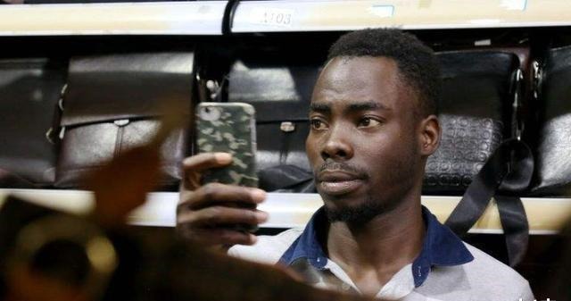 oppo|中国小伙用手机抢占非洲市场，专为黑人打造，黑皮肤也能拍出美感