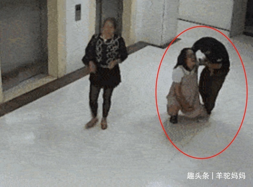 产房|“最刚产妇”火了,刚下产床便冲出产房暴打丈夫,得知原因太心疼