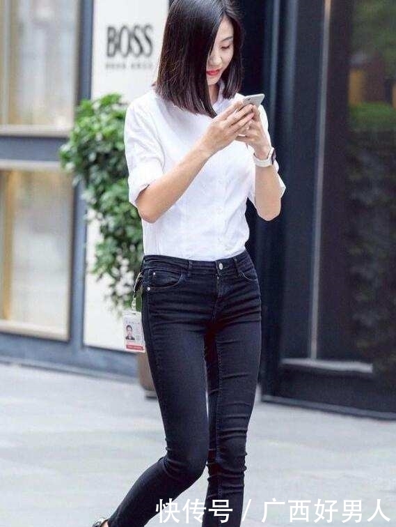 优雅|修身牛仔裤:前卫时尚的美女,映衬女性的优雅气质!