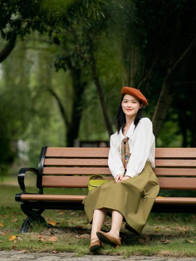 衬衫|秋天怎么穿才高级洋气,红色衬衫+牛仔裤,基础款搭配也漂亮大方