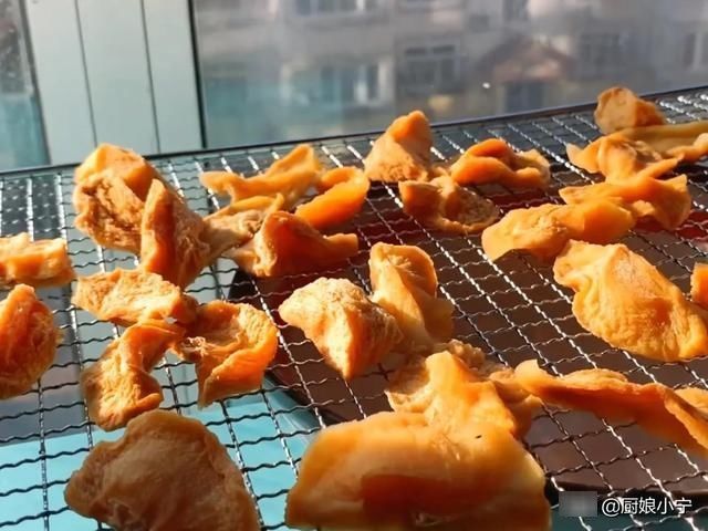 冬天遇到此果别手软,一次买20斤,晒成干酸甜开胃,能吃到过年