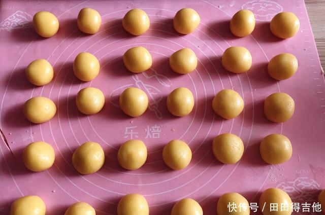 桃酥|零基础桃酥做法,2个鸡蛋1碗面,一碰就掉渣,唇齿间的童年记忆