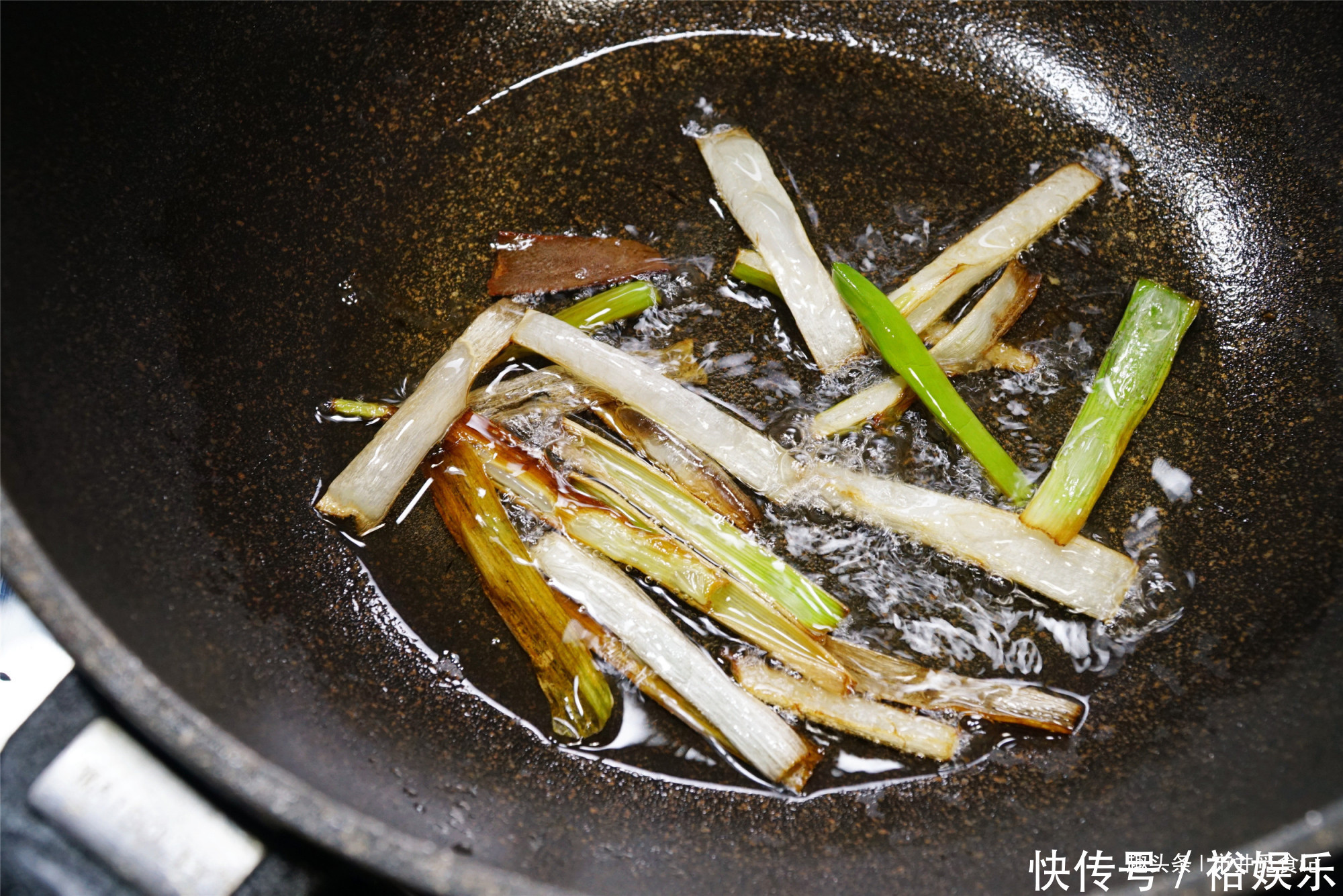 做烙饼，用热水还是冷水和面？都不对，学会这招，烙饼松软又酥香