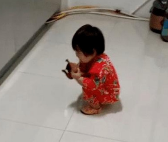 晚饭|10岁男孩半夜偷做宵夜,妈妈掐着时间来“混饭”,堪称吃货母子