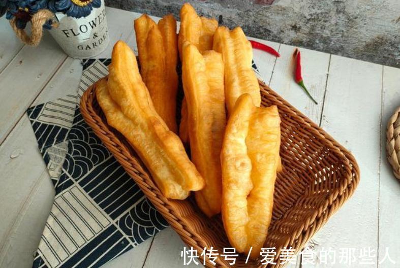 炸油条加酵母，难怪不好吃！教你正确做法，油条不僵硬，蓬松酥脆