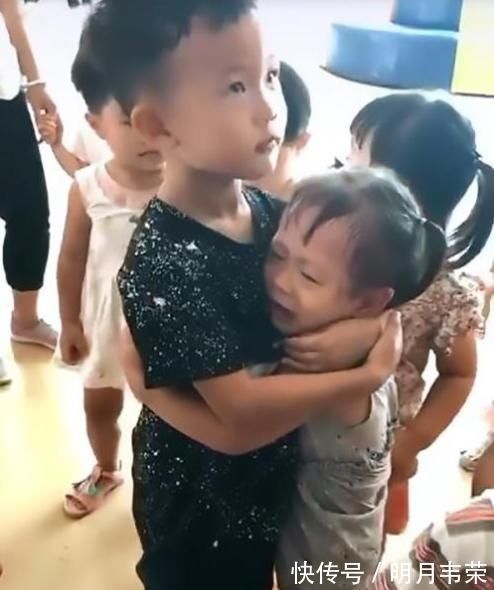 二宝|妹妹刚入幼儿园,哥哥在大班赶来''慰问'',兄妹相见的场景太暖心