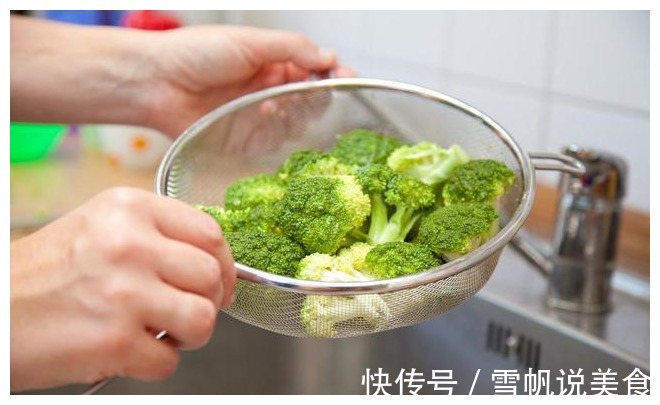 炒西兰花时，有人先焯水，有人直接炒，都不对，教你正确做法