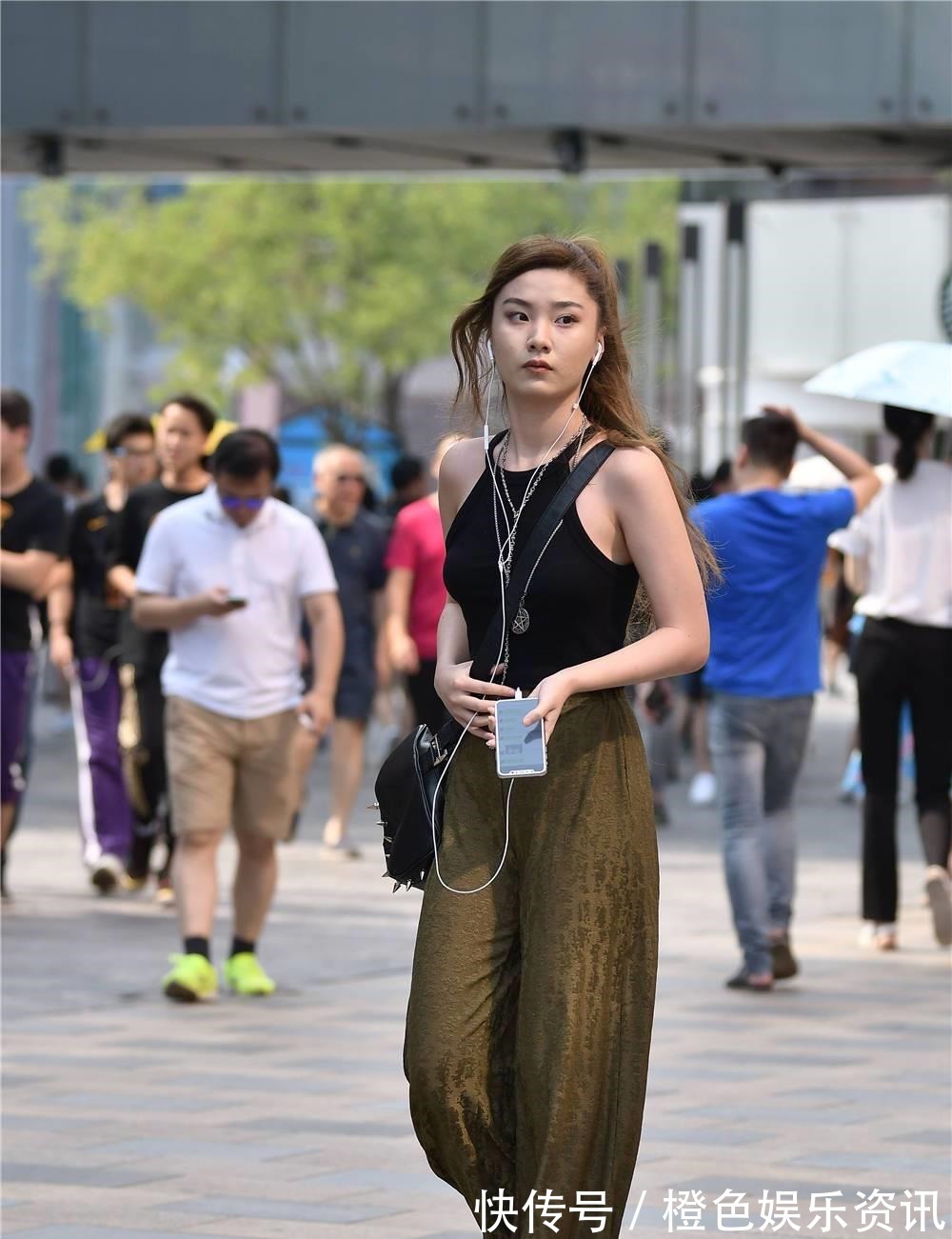 无袖背心 宽松的长裤，搭配修身无袖背心，时尚姑娘穿出简约感！