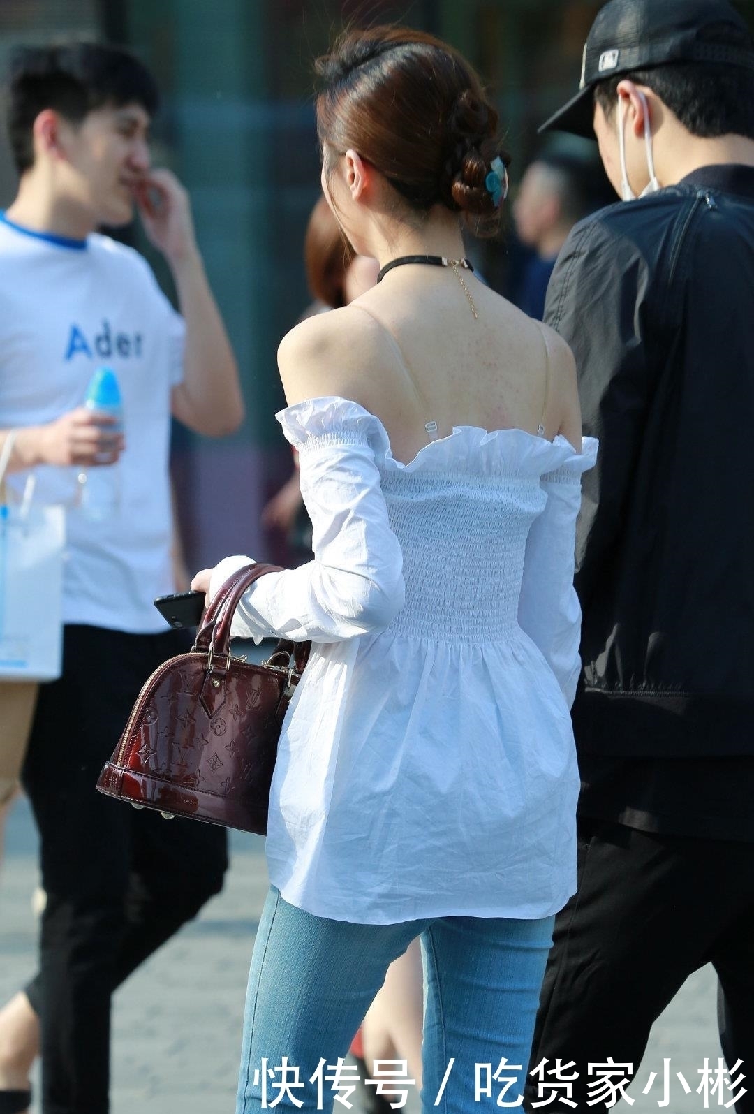 宛若|路人街拍:穿着娃娃衫的时尚辣妈,背影宛若18岁的少女!