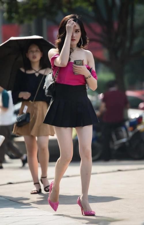 穿搭 红色的吊带衫，穿出了抹胸衫的美感，个性魅力时尚