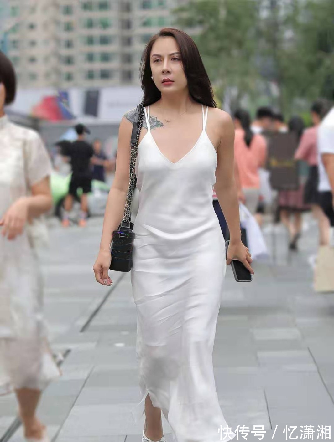 身穿白色|街拍知性大方的小姐姐，身穿白色吊带连衣裙，非常的美丽动人！