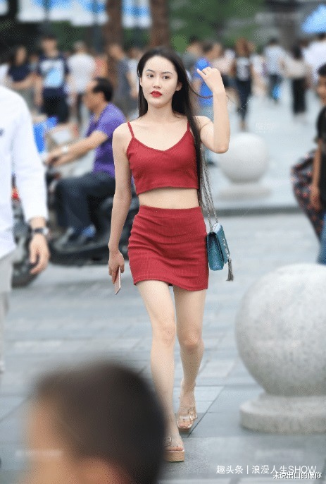 一身红色的穿搭,精致优雅,尽显青春洋溢的气质