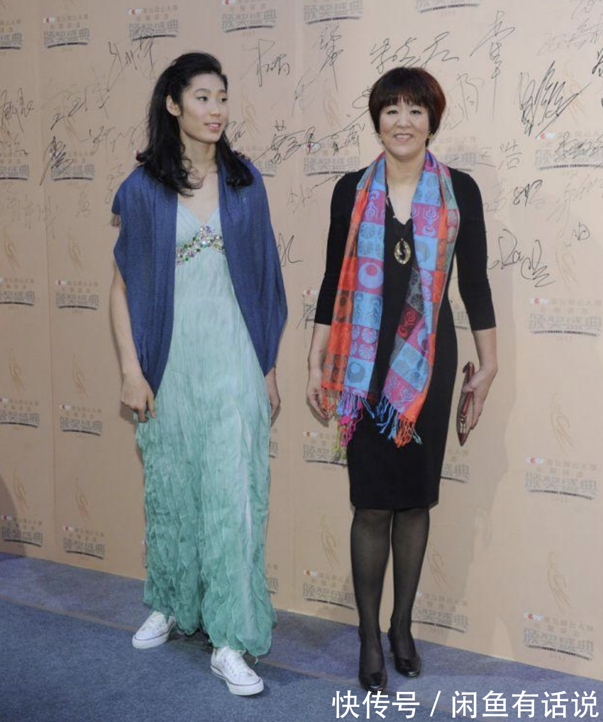 时髦|郎平认真打扮好惊艳！穿红色礼服裙优雅大气，配“大妈卷”也时髦