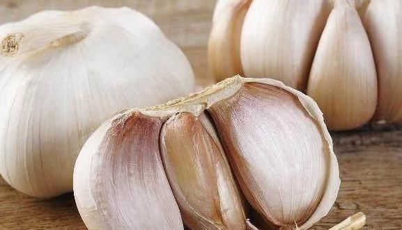 炒菜时先放大蒜,会产生致癌物吗?其实以下两种食物是致癌户
