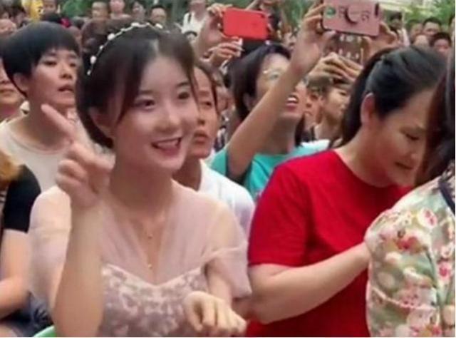 高颜值|“超暖幼师”走红,在台下领舞笑容甜美治愈,网友:羡慕小朋友