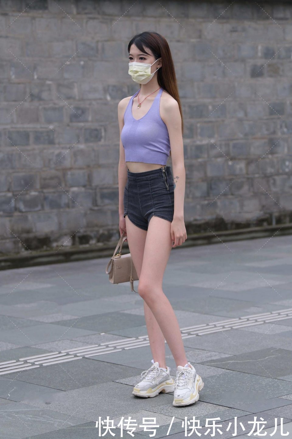 针织|紫色针织背心，高级洋气，时尚感十足，搭配牛仔短裤，凸显青春感