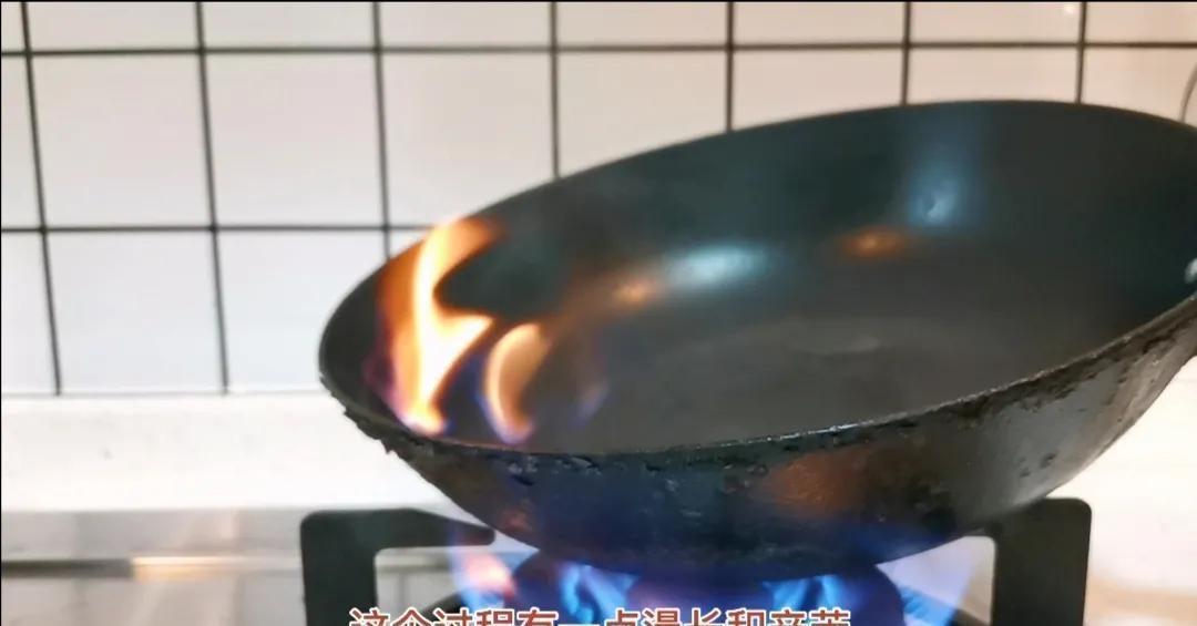 铁锅|铁锅如何快速清除锅底黑垢,一个小妙招,不花一分钱旧锅变新锅