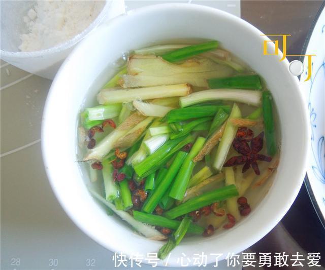 天气凉快起来，包点三鲜饺子当早餐，比每天啃面包舒服得多