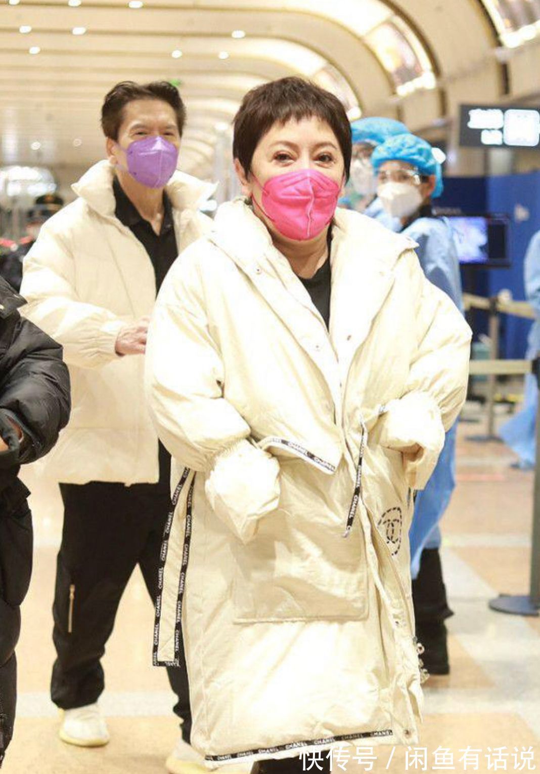 深色|向太也是洋气人,剪“超短发”配圆脸好富态,穿8万羽绒服更贵气