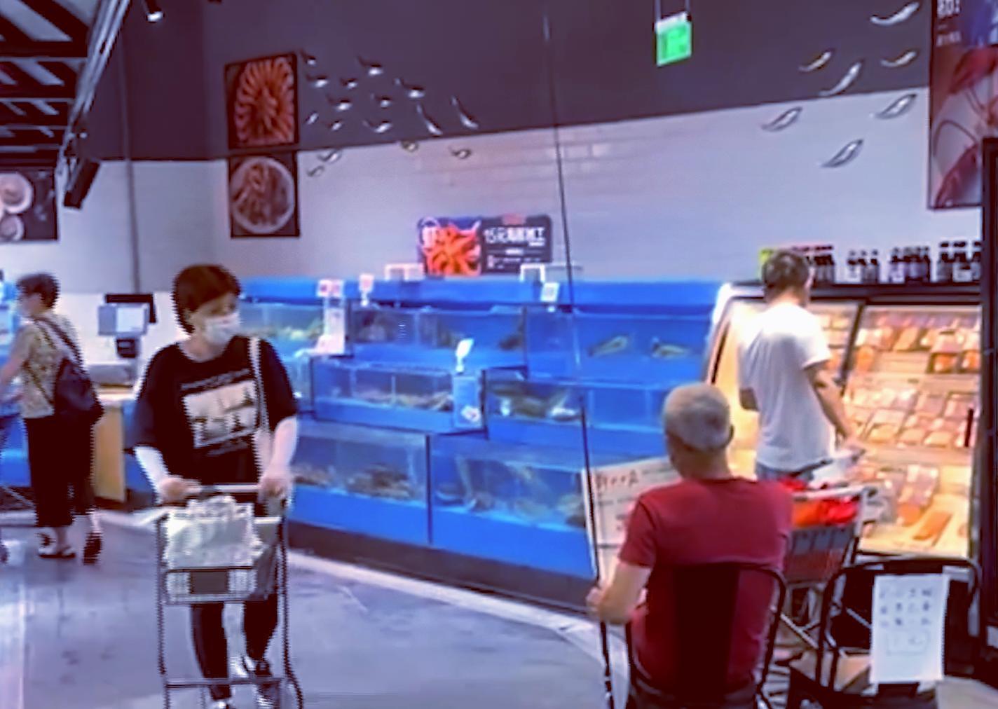 超市|上海一大爷钓鱼上瘾,直接跑到超市生鲜区下竿,女儿:大家都同意