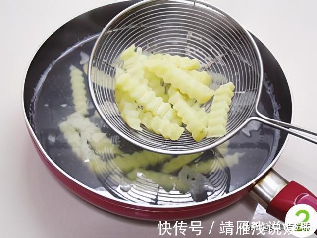 做法|土豆的另一种做法,比炸成薯条还好吃,既是菜又当零食