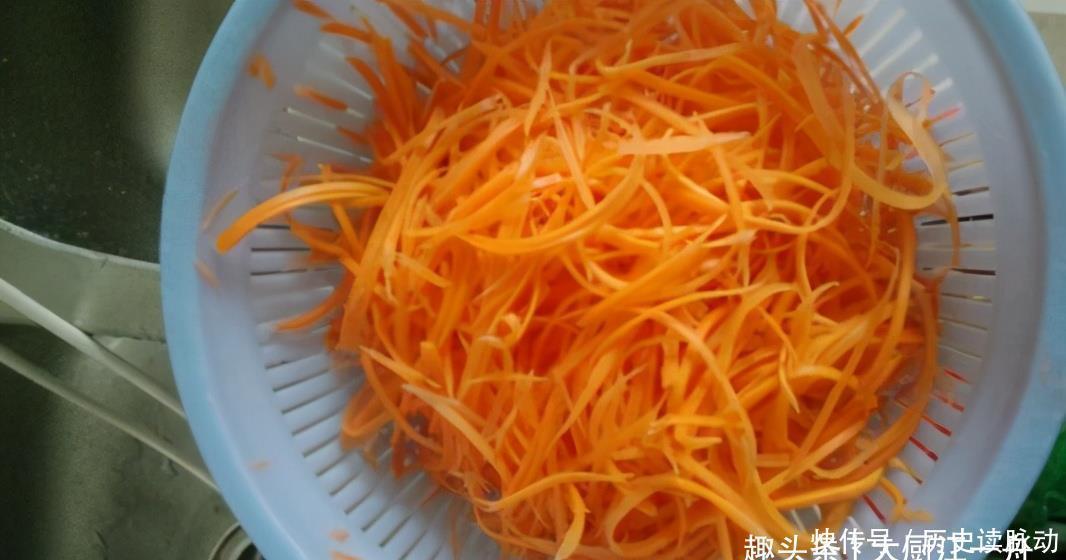 粉条不要炖着吃了,淋入2个鸡蛋,外酥里嫩,一周吃5次不嫌多