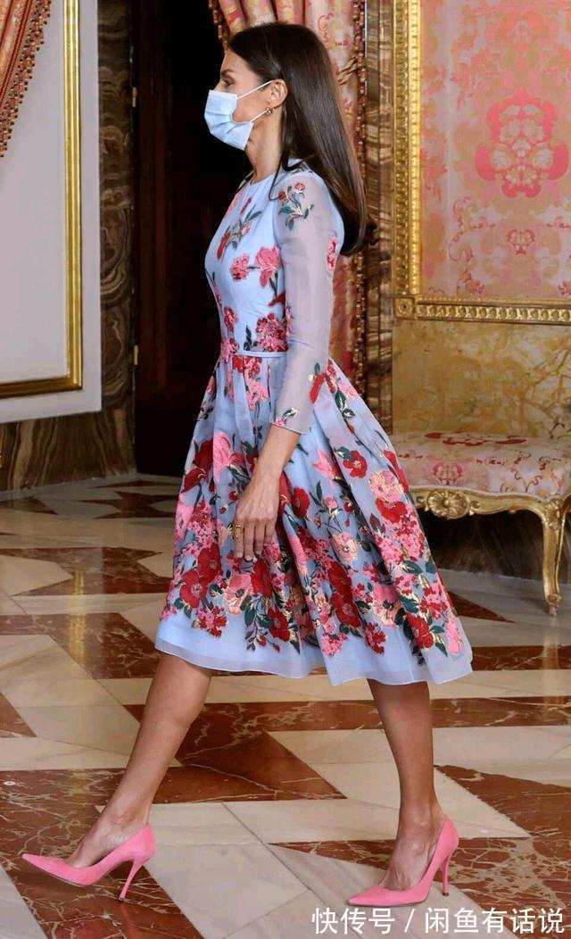 粉色|西班牙王后真节俭,一双粉红高跟鞋反复穿,撞衫影后也不输气场