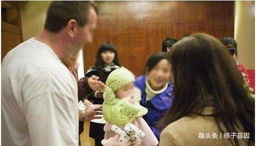 两口子|小夫妻无法生育,领养的孩子却越长越像妻子,亲子鉴定后转悲为喜