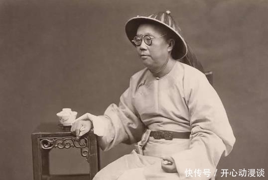 老照片|晚清罕见老照片:穷人家的妇女仅以烂布遮羞,洋人搂着女子合照!