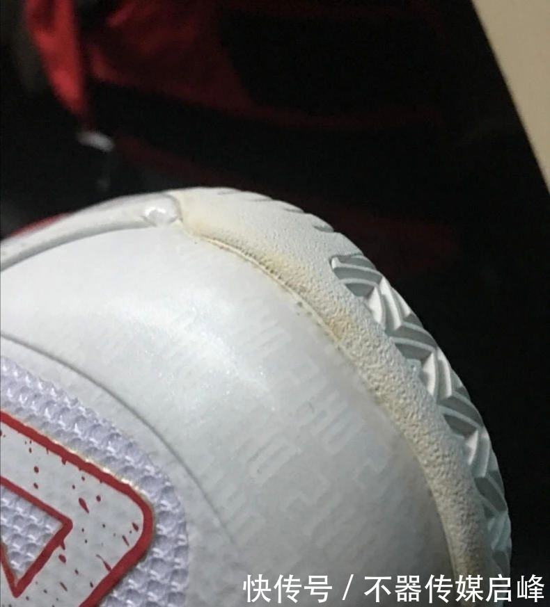 你敢相信!球星签名鞋第一代就有大底碳板!