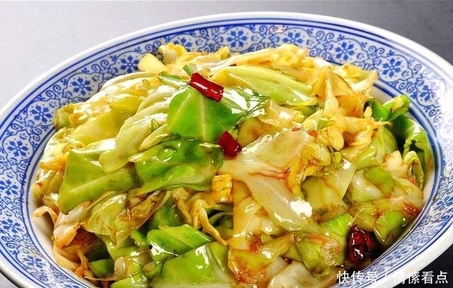 饭店炒的包菜为啥又香又脆,自己却总做不好,大厨:关键在这一步