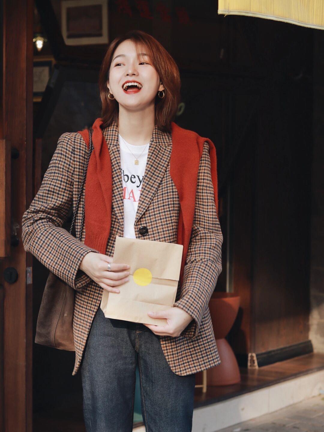 穿搭|今天偷偷分享一些私藏的秋冬保暖搭配,香芋紫外套+白色牛仔裤保暖又时尚!