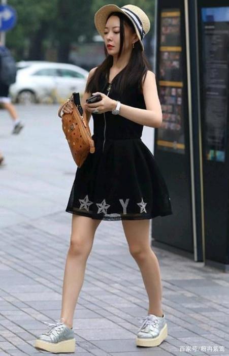 白色西装外套搭配黄绿色短裤,干净优雅,清纯灵动