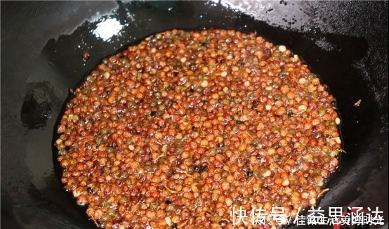 花椒油不要马上下锅炸，大厨教你一招，又香又麻，比卖的还好吃