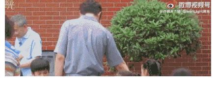 屁股|许魏洲屁屁肯一定被打肿了！一群熊孩子追着他打屁股怎么也撵不走