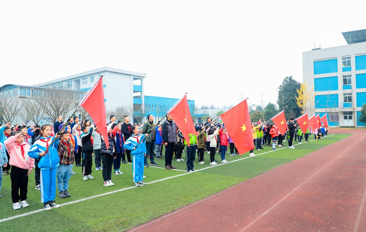 蓝天|彭州市通济蓝天小学举行首届丰收节闭幕式