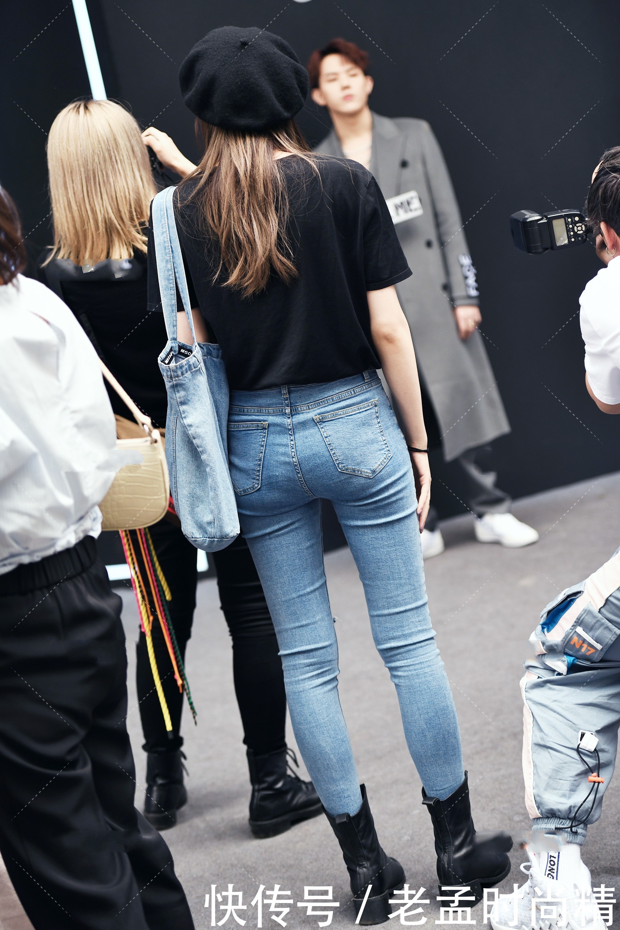 破洞元素|黑色短袖搭配蓝色长裤,可以穿出一种既休闲,又酷的感觉