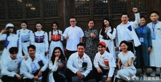 b《跑男8》迎来最怕素颜的女明星,录节目疯狂补妆,蔡徐坤都懵了