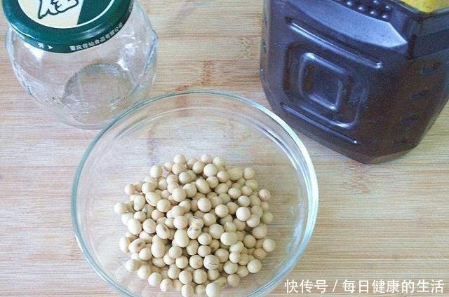 养花只用了黄豆水,不施肥也呼呼冒新叶,这人养花奇了!