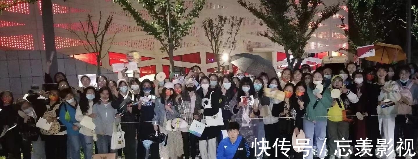 孙颖莎|暖心!孙颖莎淋雨合影球迷,三次下蹲显高情商,王楠女儿喜欢莎莎