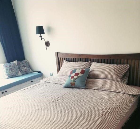 背景墙|老婆硬要把冰箱放玄关，墙上装木板，完工我愣了，这设计第一次见