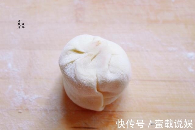 酥到掉渣的烧饼,平底锅就能做,每次一斤面,咸香酥脆,出锅必光